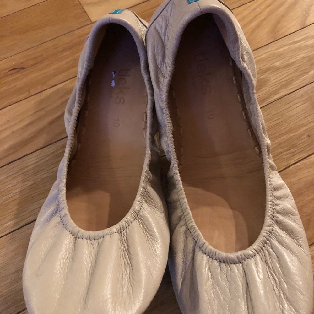 Beige tieks size 10 flats